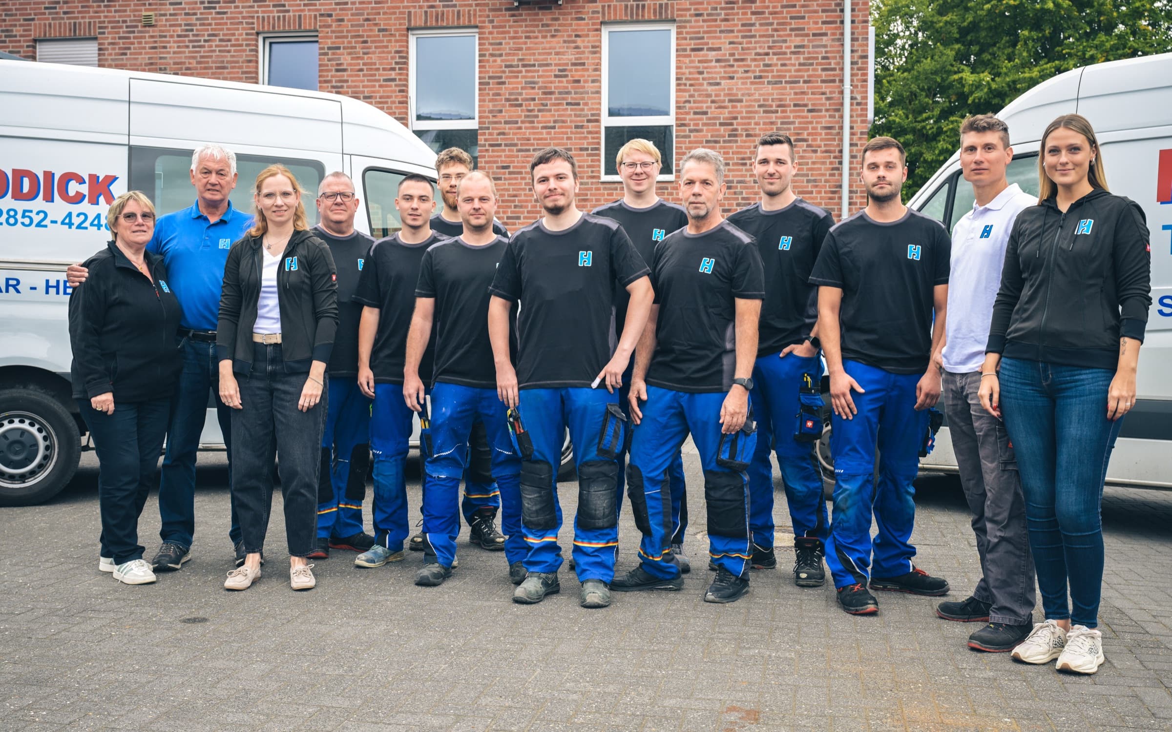 Die Belegschaft der Haddick GmbH beim 50-jährigen Firmenjubiläum