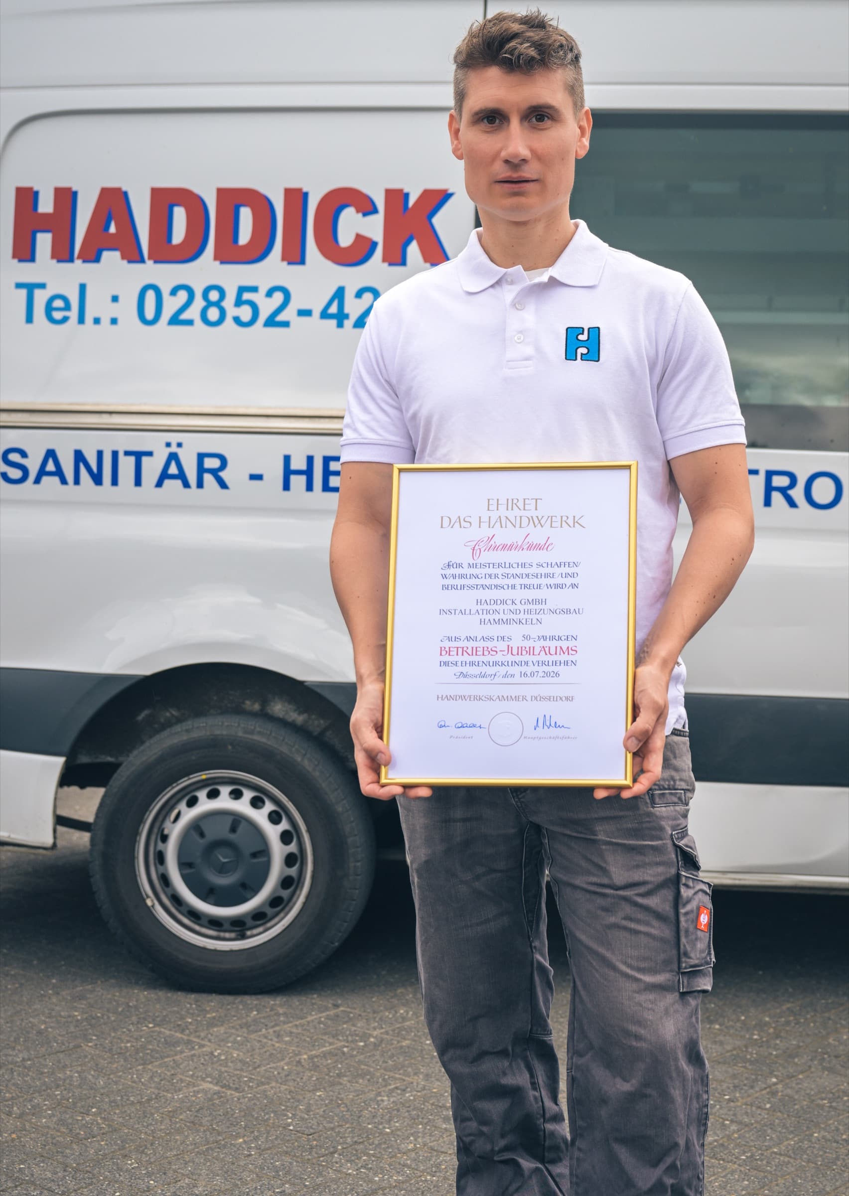 Christian Haddick vor einem Fahrzeug der Haddick GmbH